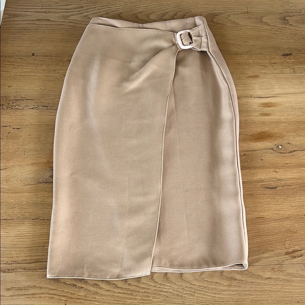 NWT Elegant Classic Tan Beige Wrap Skirt Sz EU 40 US 8 Front Slit Buckle Detail